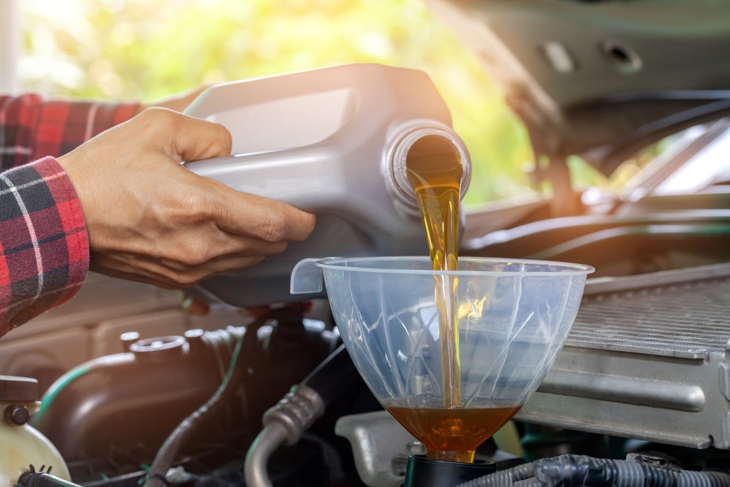 car-maintenance-servicing-mechanic-pouring-new-oil-lubricant-into-the-car-engine-selective-focus_t20_B8jEL8 (1)